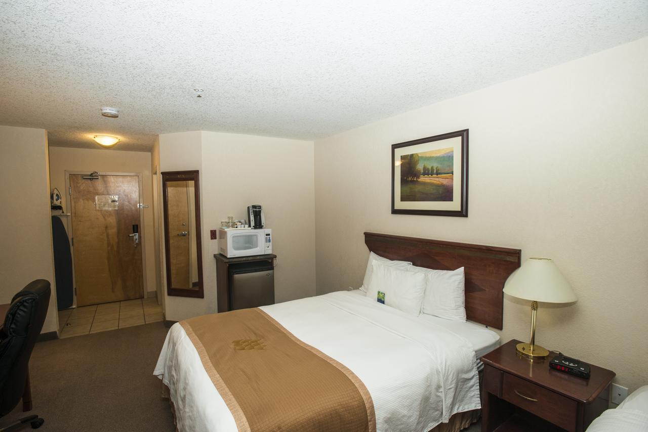 Lakeview Inns & Suites - Chetwynd Exterior photo