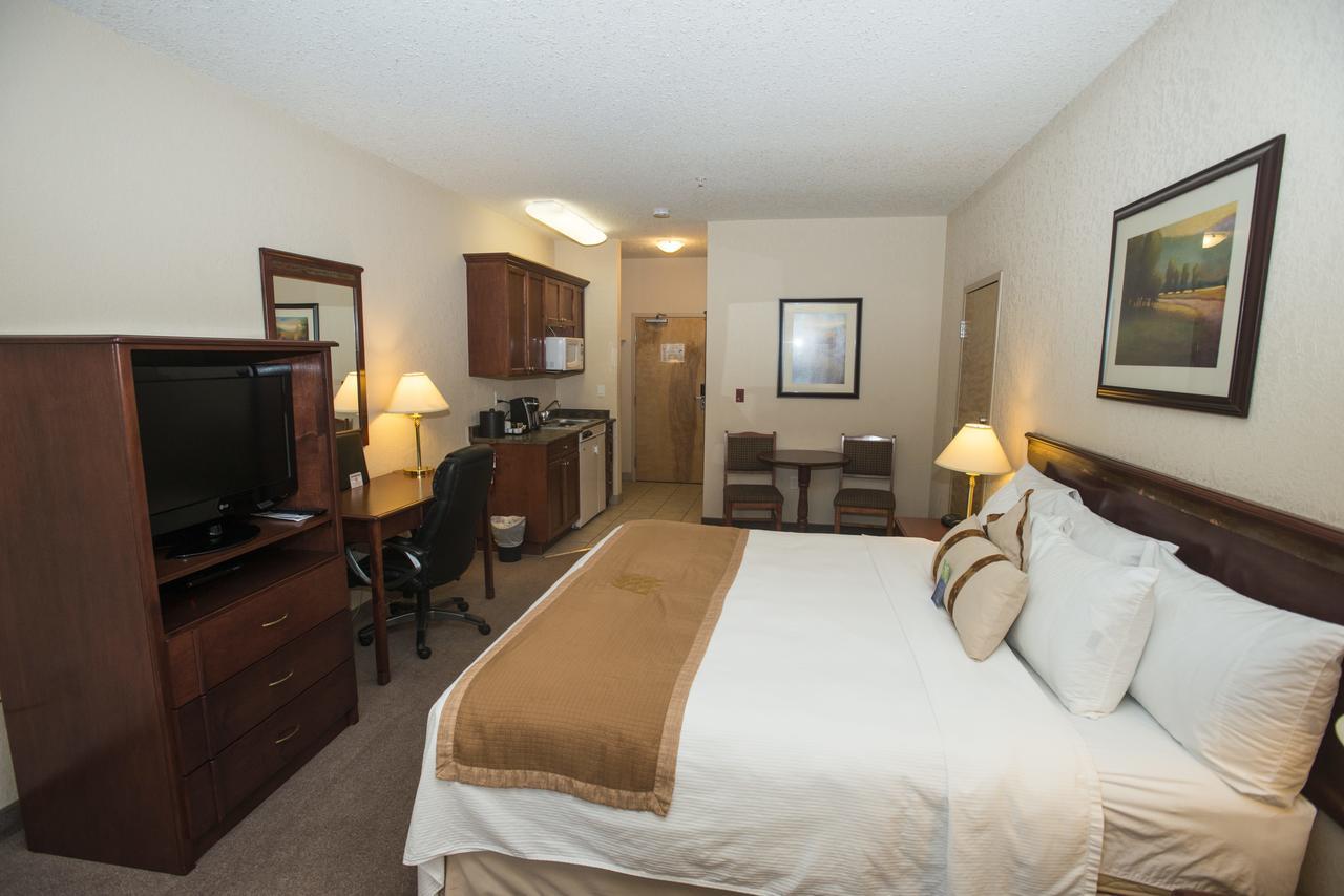 Lakeview Inns & Suites - Chetwynd Exterior photo