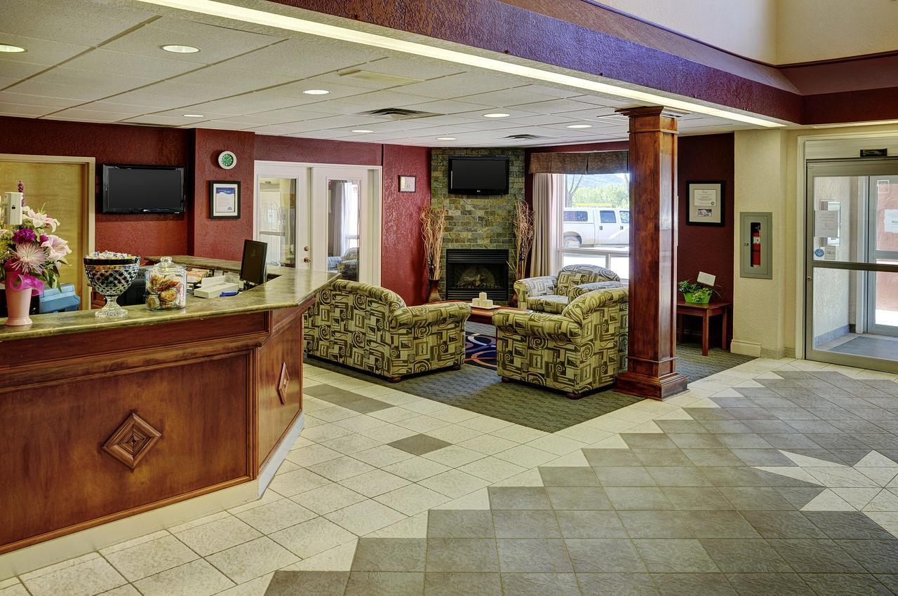 Lakeview Inns & Suites - Chetwynd Exterior photo